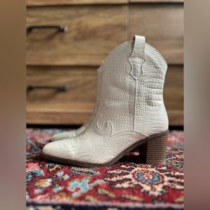 White Ankle Cowgirl Boots | Women’s 8.5